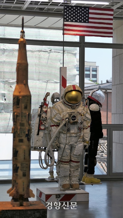 톰 삭스, ‘메리의 우주복’(2019). 왼쪽 로켓 모양 작품은 ‘새턴 5호 달 로켓’(2011). 김종목 기자