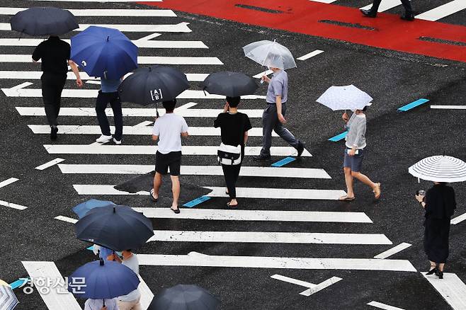 서울지역에 장맛비가 내린 29일 종로구청 사거리에서 시민들이 우산을 쓴 채 횡단보도를 건너고 있다. /한수빈 기자