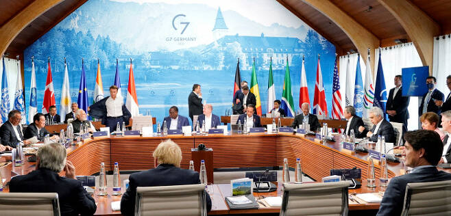 주요 7개국(G7) 정상들이 정상회의 이틀째인 지난 27일(현지시간) 독일 엘마우의 호텔에서 오찬을 하고 있다. 엘마우 | 로이터연합뉴스