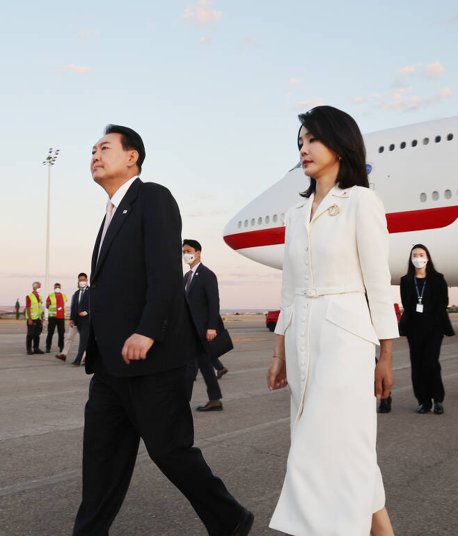 President Yoon Suk-yeol and first lady Kim Keon-hee arrive at Madrid-Barajas Airport in Madrid on Monday to attend a NATO summit on his first overseas trip as president. (Yonhap)