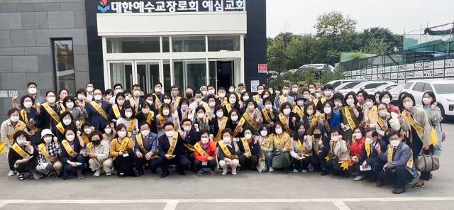 예심전도사관학교 생도들이 지난 23일 교회 앞마당에서 전도 현장에 나가기 전 결의를 다지는 모습.