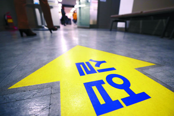 서울의 한 고용복지플러스센터에 실업자를 안내하는 푯말이 바닥에 붙어 있다. 연합뉴스