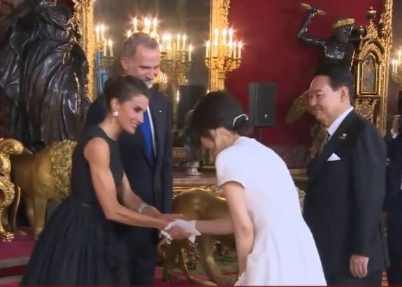 28일(현지시각)스페인 마드리드 왕궁에서 열린 스페인 국왕 내외 초청 갈라만찬에서 윤석열 대통령 내외가 국왕 내외와 악수하고 있다. YTN 보도화면 캡처