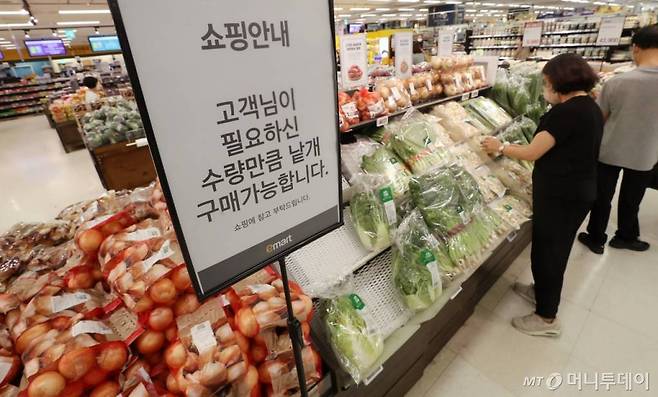 농산물 무포장·낱개 판매를 전국적으로 시행하는 20일 서울시내 한 대형마트에서 시민들이 물건을 살펴보고 있다 /사진=김휘선 기자 hwijpg@