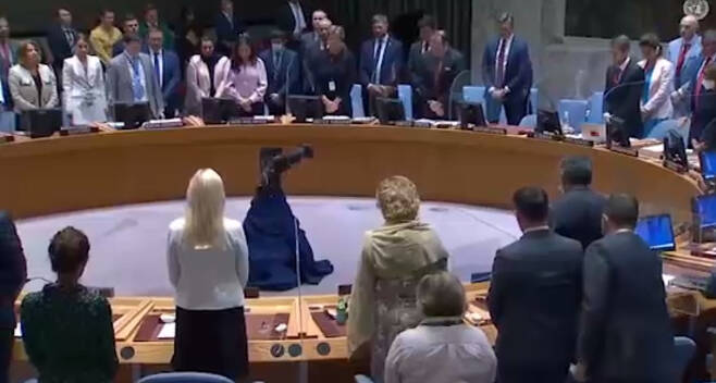 28일(현지시간) 유엔 안전보장이사회(안보리) 회의 참석자들이 볼로디미르 젤렌스키 우크라이나 대통령과 함께 전쟁 희생자를 위해 묵념을 하고 있다. /사진=볼로디미르 젤렌스키 대통령 텔레그램 계정 영상 갈무리