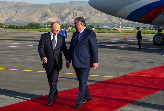 블라디미르 푸틴(왼쪽) 러시아 대통령이 28일 중앙아시아의 타지키스탄 수도 두샨베 국제공항에 도착한 뒤 영접 나온 에모말리 라흐몬 대통령과 환담하며 걸어가고 있다.  TASS 연합뉴스