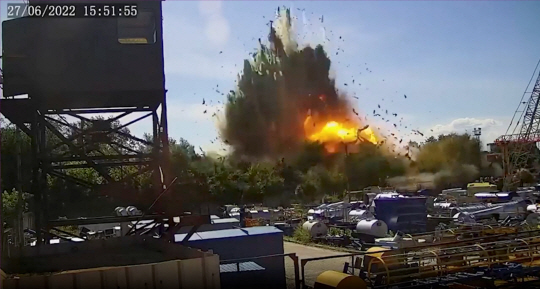 지난 27일(현지시간) 러시아군이 발사한 미사일이 우크라이나 중부 크레멘추크 암스타 쇼핑몰에 명중, 화염이 이는 가운데 파편이 사방으로 퍼지고 있다. 연합뉴스·로이터