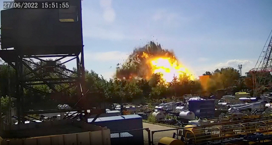 지난 27일(현지시간) 러시아군이 발사한 미사일이 우크라이나 중부 크레멘추크 암스타 쇼핑몰에 명중, 화염이 일고 있다. 연합뉴스·로이터