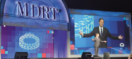 27일(현지시간) 미국 보스턴에서 열린 MDRT 2022 연차 총회 개막식에서 랜디 스크리치필드 MDRT 회장이 개막 연설을 하고 있다.