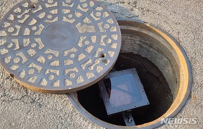 역류 위험 맨홀에 설치된 스마트 하수도 모니터링 시스템.(사진=고양시 제공)