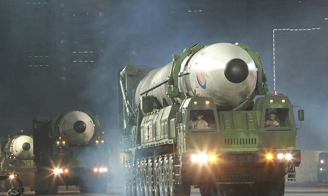 지난 4월 25일 평양 김일성광장에서 개최한 열병식 당시 등장한 북한의 신형 대륙간탄도미사일(ICBM) ‘화성-17형’의 모습. 평양=조선중앙통신·연합뉴스