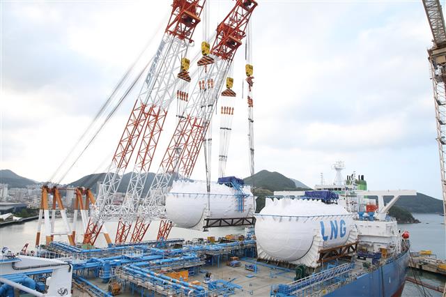 대우조선해양 옥포조선소에서 세계 최초로 고망간강 소재의 액화천연가스(LNG) 연료탱크가 초대형 원유운반선에 설치되고 있다.포스코 제공