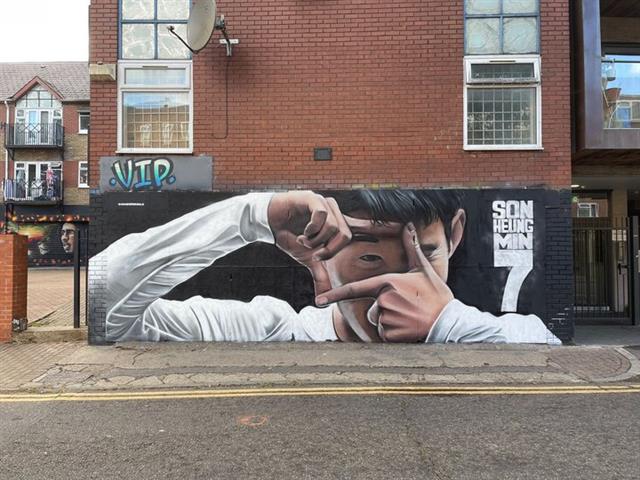28일(한국시간) 영국 북런던 스톤리 거리에 공개된 손흥민의 ‘찰칵 세리머니’ 벽화.스퍼스웹 트위터 캡처