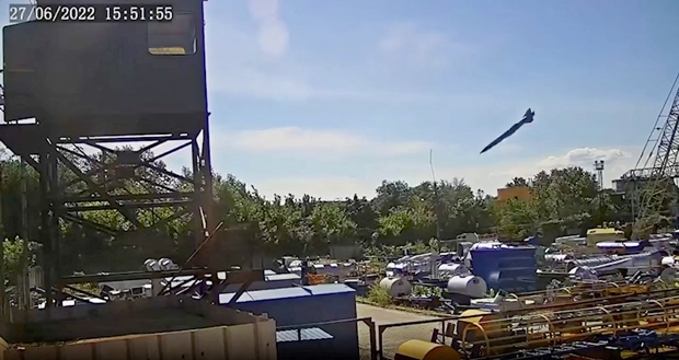 27일(현지시간) 오후 3시 51분쯤 러시아군이 투폴례프(Tu)-22M에서 쏜 순항미사일 X-22 두 발이 우크라이나 폴타바주 크레멘추크시 암스토르 쇼핑몰로 떨어지는 모습이 근처 폐쇄회로(CC)TV에 포착됐다. 로이터 연합뉴스