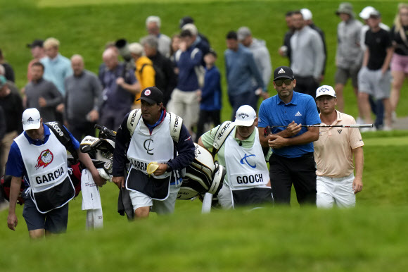 Sergio Garcia of Spain, center - 세르히오 가르시아가 9일(현지시간) LIV 골프 인비테이셔널 시리즈 첫 대회가 시작된 영국 센트리온골프클럽 14번홀에서 갤러리를 이끌고 그린으로 이동하고 있다. [AP 연합뉴스]