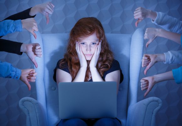 사이버불링(cyberbullying)은 현실에서 벌어지는 '왕따'보다 청소년에게 더 나쁜 영향을 미친다. [사진=게티이미지뱅크]