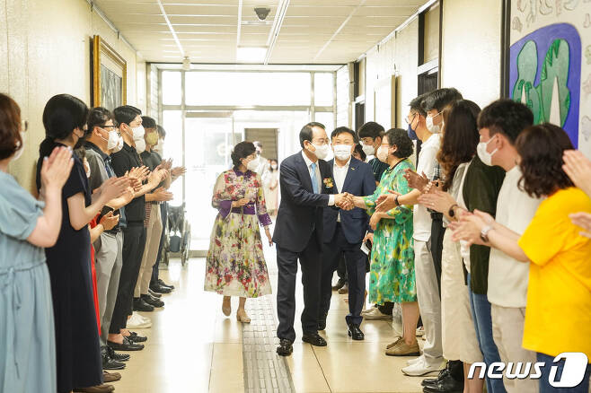 김종식 목포시장이 30일 이임식을 갖고 직원들의 박수속에 청사를 나서고 있다.(목포시 제공)2022.6.30© 뉴스1