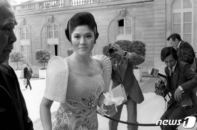 이멜다 마르코스 여사가 1976년 5월26일 파리 엘리제궁을 방문하고 있다. © AFP=뉴스1 © News1 강민경 기자