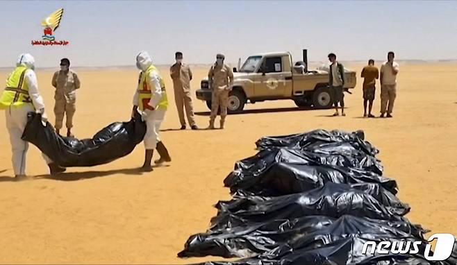 리비아 사막의 고장난 차 안에서 20명이 갈증으로 인해 숨지는 사고가 발생했다. /© AFP=뉴스1