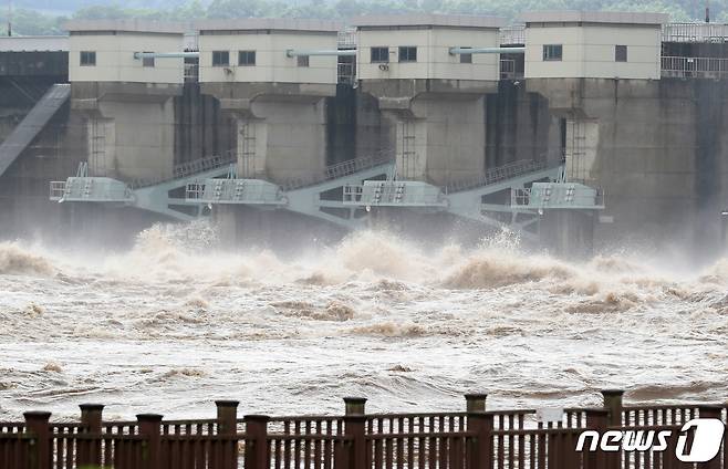 북측의 황강댐 방류에 대응하기 위해 지은 경기도 연천군의 군남댐. 2020.8.6/뉴스1 © News1 이동해 기자