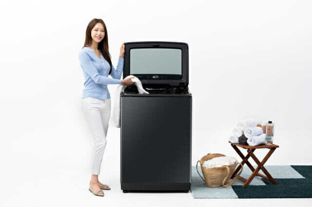 삼성전자 모델이 전자동 세탁기 '그랑데 통버블' 25Kg 제품을 소개하고 있는 모습.(사진=삼성전자)