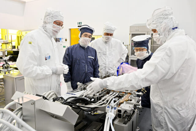 이재용 삼성전자 부회장(왼쪽 두 번째)이 14일(현지시간) 네덜란드 에인트호번에 있는 ASML 본사에서 반도체 장비를 점검하고 있다.(사진=삼성전자)