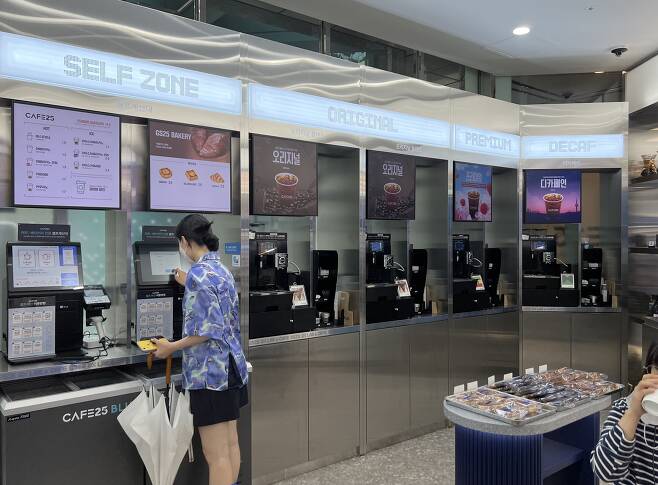서울 강남구 역삼동 GS25 DX랩에 구성된 카페25 공간, 다양한 커피와 라떼아트 등을 체험할 수 있다. /김은영 기자