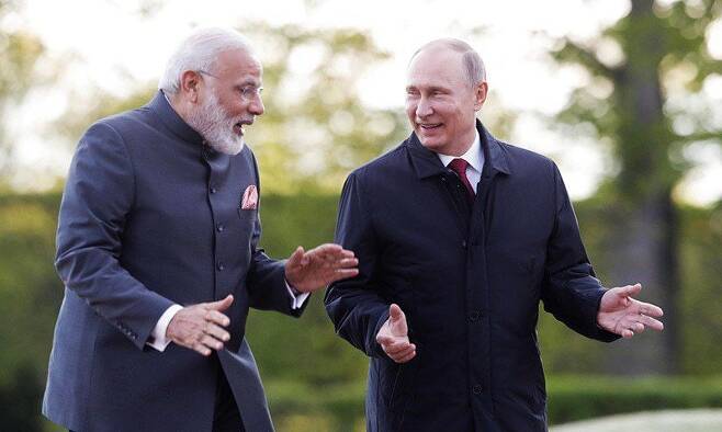 2017년 6월 러시아를 방문한 나렌드라 모디(왼쪽) 인도 총리가 블라디미르 푸틴 러시아 대통령과 환담하고 있다. /트위터 캡처