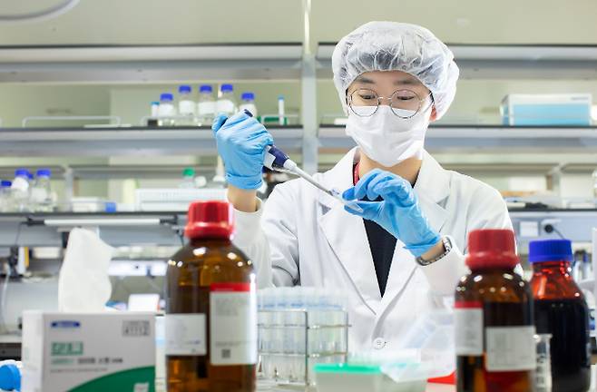 SK바이오사이언스 연구원이 백신 개발을 위해 R&D를 진행하고 있다. SK바이오사이언스 제공