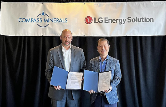 LG에너지솔루션이 28일(현지시간) 미국 컴파스 미네랄과 탄산, 수산화리튬 공급에 대한 업무협약을 체결하고 김동수(오른쪽) LG에너지솔루션 전무와 Chris Yandell 컴파스 미네랄 대표가 기념사진을 찍고 있다. <LG에너지솔루션>