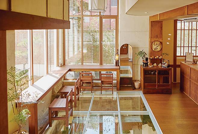 투명한 유리바닥과 따뜻한 나무 소재의 조화가 인상적인 히도커피 1층.