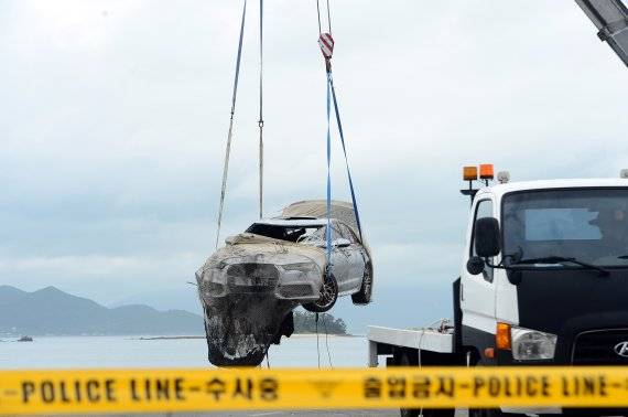 29일 오후 전남 완도군 신지면 송곡선착장에서 최근 실종된 조유나 양 일가족이 탔던 아우디 차량이 인양되고 있다. /사진=뉴스1