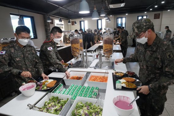 육군의 '더 좋은 병영식당' 시범운영 부대인 제32보병사단 장병들의 점심 배식. 사진=국방일보 제공