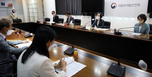 29일 오전 충북 청주시 오송읍 식품의약품안전처에서 SK바이오사이언스의 코로나19 백신 허가 여부를 결정하는 최종점검회의가 열리고 있다. 청주=뉴스1