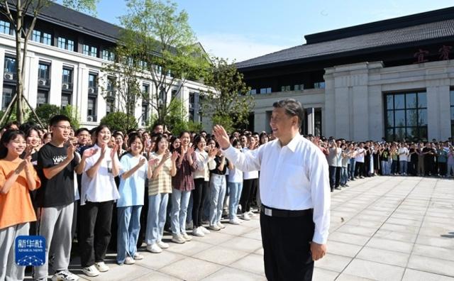시진핑 중국 국가주석이 지난 8일 쓰촨성 이빈대를 방문해 대학생들의 박수 인사에 답하고 있다. 신화사 캡처 연합뉴스