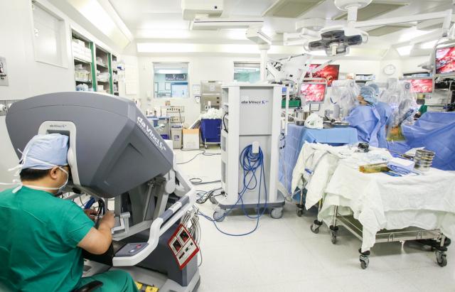 김용희(왼쪽) 서울아산병원 식도암센터장이 다빈치 로봇을 이용한 식도 절제 수술을 하고 있다. 서울아산병원 제공