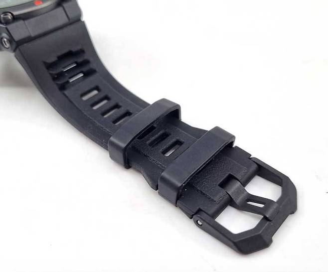 가장자리 날개 및 루프 돌기로 견고하게 고정 가능한 실리콘 스트랩