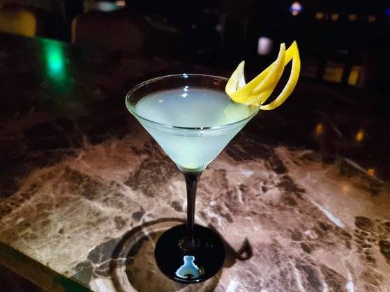 도수 24%, 은은한 시트러스 향 뒤에 따라오는 상큼한 맛의 ‘카미카제’. 사진 김형규