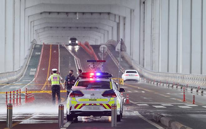 통제된 잠ㅁ수교. 연합뉴스