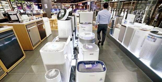 인플레이션으로 소비자들이 지갑을 닫으면서 가전과 스마트폰 등의 소비가 둔화 조짐을 보이고 있다. 22일 서울의 한 가전 매장이 여름 성수기를 맞았는데도 한산한 모습이다. /김범준 기자