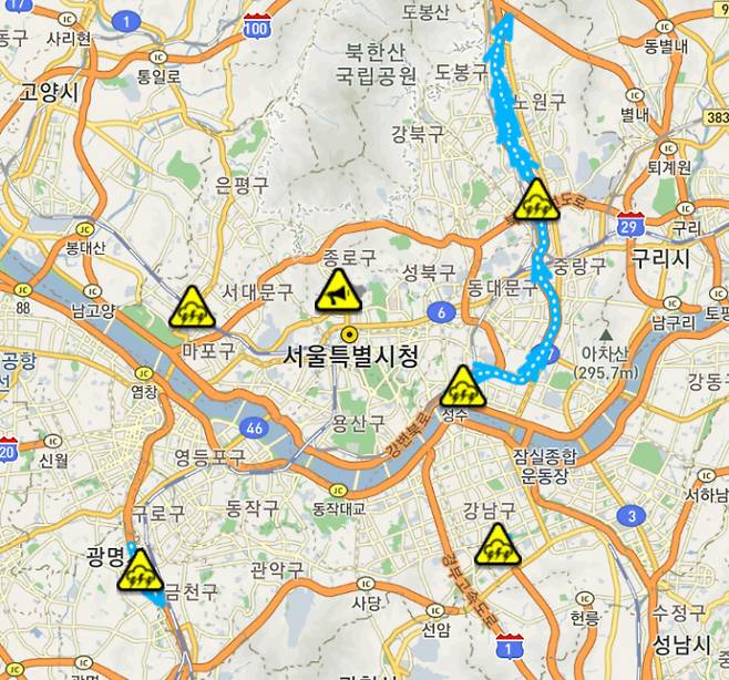 폭우로 인한 도로침수 등으로 서울 곳곳의 교통이 통제되고 있다. 서울시 교통정보시스템 화면 갈무리.