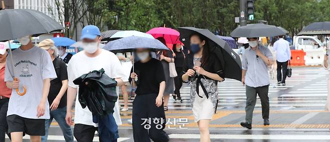 서울지역에 장맛비가 내린 지난 29일 광화문 인근에서 시민들이 우산을 쓴 채 비를 피하고 있다.  |한수빈 기자