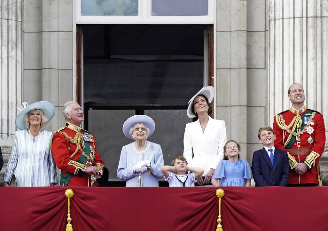 엘리자베스 2세 영국 여왕(왼쪽 세 번째)이 즉위 70주년 기념행사인 ‘플래티넘 주빌리’(Platinum Jubilee) 첫날인 지난 2일 가족과 함께 버킹엄궁 발코니에서 공중분열식을 지켜보고 있다. 런던 | AP연합뉴스