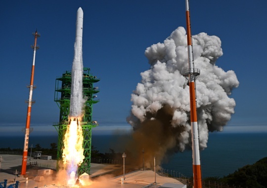 The Korean launch vehicle, Nuri (KSLV-II), which was developed with domestic technology, lifts off from the Naro Space Center in Goheung, Jeollanam-do a second time in the evening of June 21. Joint press photographers
