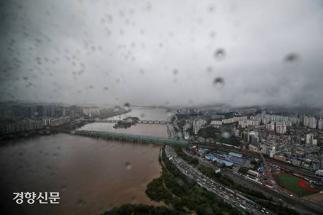 수도권에 호우특보가 발효되는 등 많은 비가 내린 30일 서울 여의도 63아트에서 내려다본 한강이 평소보다 많이 불어난 모습을 보이고 있다. / 이준헌 기자