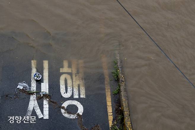 장마선선의 영향으로 서울 등 중부 곳곳에 집중호우가 이어지고 있는 30일 서울 강남구 봉은교에서 바라본 탄천이 범람해 있다./문재원 기자
