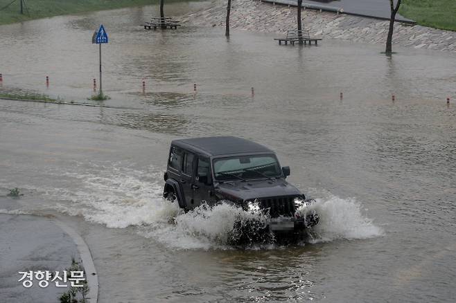 서울과 경기 전역에 호우경보가 내려진 30일 서울 반포한강공원으로 한강 물이 범람하자 차량들이 이동하고 있다. /성동훈 기자