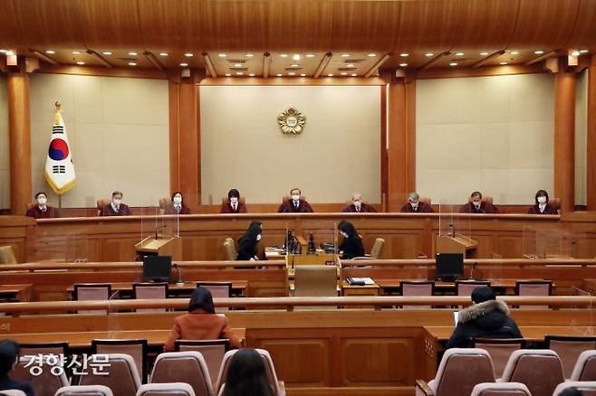 유남석 헌법재판소장과 재판관들이 대심판정에 들어와 자리에 앉아 있다. /김영민 기자