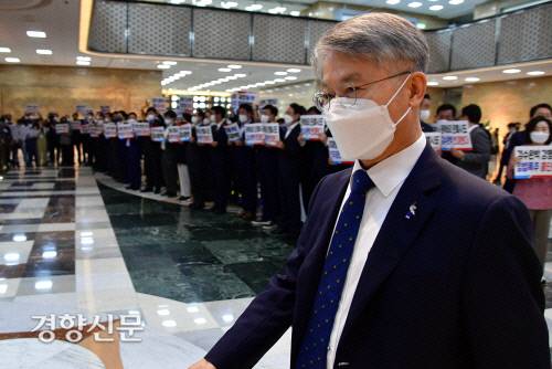 국민의힘 의원들이 지난달 3일 서울 여의도 국회 본회의장 앞 로텐더롤에서 본회의 ‘검수완박’ 법안의 형사소송법 개정안 처리에 반대하며 구호를 외치는 가운데 무소속 민형배 의원이 본회의장으로 향하고 있다./국회사진기자단