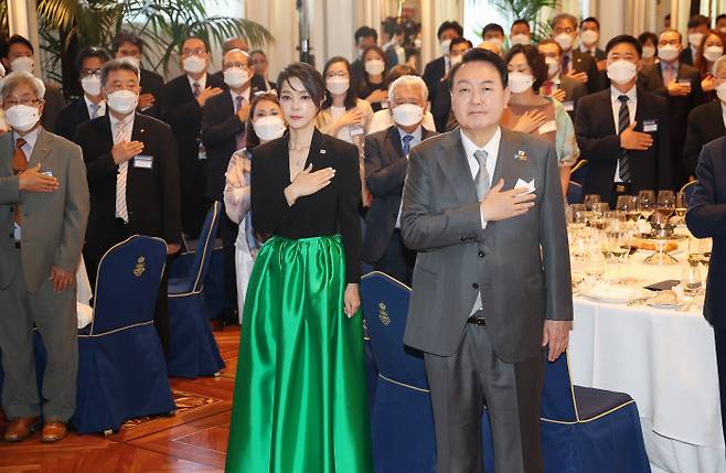 “자랑스러운 모국 만들겠다” 스페인을 방문 중인 윤석열 대통령과 김건희 여사가 29일(현지시간) 마드리드 한 호텔에서 열린 재외동포 만찬 간담회에서 국기에 경례하고 있다. 윤 대통령은 “동포 여러분들과 함께 새로운 대한민국을 만들고 싶다”며 “후손들이 민족 정체성을 지키면서 글로벌 인재로 성장해 나갈 수 있도록 차세대 동포의 교육에 대한 지원을 아끼지 않겠다”고 말했다. 마드리드 | 연합뉴스